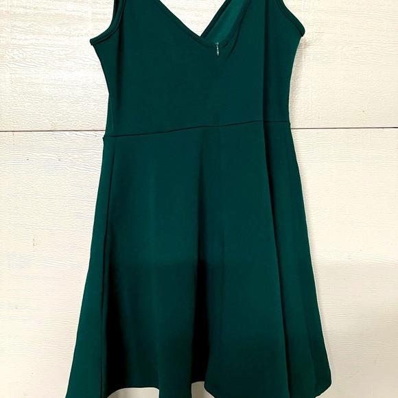 Emerald Green V Neck Adjustable Spaghetti Strap Dress - Picture 4 of 8